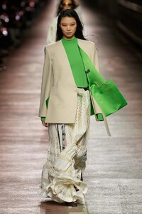 00040-louis-vuitton-prefall-2023-credit-gorunway.thumb.jpg.1f3227ac94536123fad6db37e33eeb91.jpg