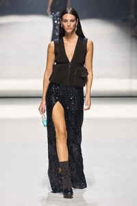 00041-fendi-resort-2023-ready-to-wear-credit-gorunway.thumb.jpg.945a0a89910966c83b9c9c5954fd9b49.jpg