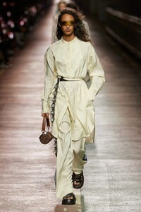 00041-louis-vuitton-prefall-2023-credit-gorunway.thumb.jpg.cc01db6f42bc771dffc1fc2ba95f227d.jpg