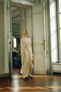 00041-the-row-resort-2023-paris-credit-brand.thumb.jpg.11d5dd61e430e8580fe2a1f83129303e.jpg