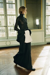 00044-the-row-resort-2023-paris-credit-brand.thumb.jpg.844e93b6c27edb4ab41702ae1b216fab.jpg