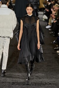 00058-sacai-pre-fall-2023-credit-gorunway.thumb.jpg.5e4e36baa362d6b68e1beddb0d42854f.jpg
