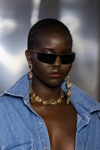 00071-bally-spring-2023-ready-to-wear-details-credit-brand.thumb.jpg.6c58c4328d1ad3b3000f3784d2ffd751.jpg
