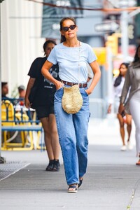 0705141427728_00_katie_holmes_out_in_new_york_08-04-2023__1_.jpg