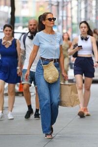 0705141427728_37_katie_holmes_out_in_new_york_08-04-2023__70_.jpg