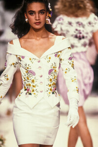 1015236814_JeanLouisScherrer1988HauteCouture2.thumb.jpg.bab555900ade2ba9b6a8c27cbd34d35a.jpg