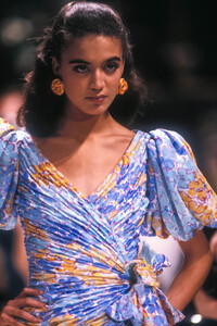 1032407293_JeanLouisScherrer1988HauteCouture85.thumb.jpg.e383d1528bf12c4d668811ed5ee4d18f.jpg