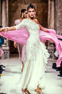 1052875353_JeanLouisScherrer1990HauteCouture134.thumb.jpg.0ee057e18e6a003d751975b2c2373147.jpg