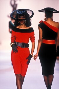 1152732958_YvesSaintLaurent1987WomenRTW169.thumb.jpg.e161f44737cae1c54dbf88a6551edb69.jpg