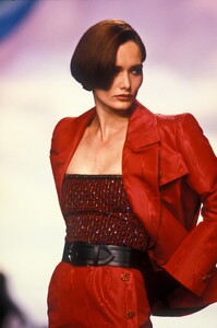 1183872776_NinaRicci1990HauteCouture15.thumb.jpg.fffa86f1f2e93fe31f7644eec210107c.jpg