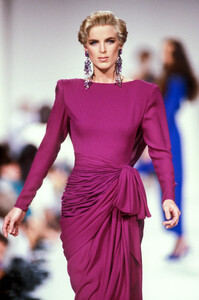 1193111039_JeanLouisScherrer1990HauteCouture46.thumb.jpg.85a42e89645e0740a362ec5c18866bec.jpg