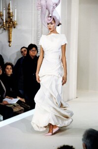 Philip Treacy Spring 2000 Couture 1.jpg