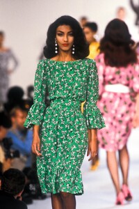 1229794894_YvesSaintLaurent1987WomenRTW151.thumb.jpg.5fa6ca06843e9644f402d2fe2e0dda4f.jpg