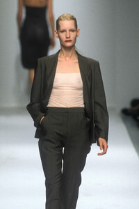1265842217_NarcisoRodriguez1998WomenRTW114.thumb.jpg.af8f219999844b51ecb11359def585df.jpg