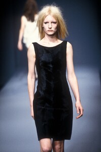 1284349198_Prada1998WomenRTW64.thumb.jpg.3d675c7cc3eb5e5d00fa7ea01604128e.jpg