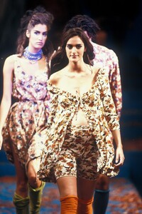 1311887459_JeanPaulGaultier1991WomenRTW32.thumb.jpg.581158a287692812e83d30ce5c36e58c.jpg