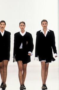 140140169_DKNY1994WomenRTW71.thumb.jpg.bb5cd2dd882a9f6bbc361db579f16ddd.jpg