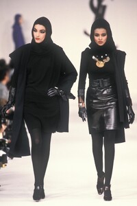 1401403360_YvesSaintLaurent1985WomenRTW83.thumb.jpg.23647d7a9ab5a66cfa6efc8e59f59747.jpg