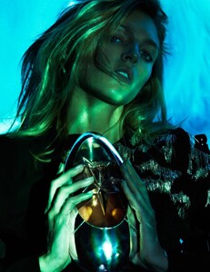 1441325646_VogueParis-Aot2016-23.thumb.jpg.ba1517085e7a6262886b8f81d7556c48.jpg