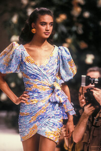 1496198280_JeanLouisScherrer1988HauteCouture84.thumb.jpg.8d0a64d266d8f60ec846fceb822cd538.jpg