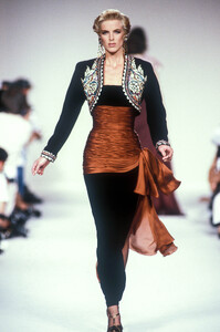 1497417108_JeanLouisScherrer1990HauteCouture40.thumb.jpg.1f24c515a5fe63e2637fc127188aa206.jpg