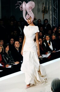Philip Treacy Spring 2000 Couture 3.jpg