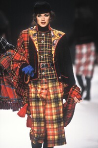 1524797630_EmanuelUngaro1991WomenRTW1.thumb.jpg.aa941ef37c3f4c250ed1e4ea47cb56a2.jpg