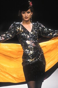 1563055297_EmanuelUngaro1991WomenRTW105.thumb.jpg.13c03ca264e9a469b16b8e8e7e6950c6.jpg