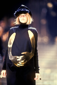 1567142139_YohjiYamamoto1992WomenRTW8.thumb.jpg.5243589b567bd22346dc103c2eadc05e.jpg