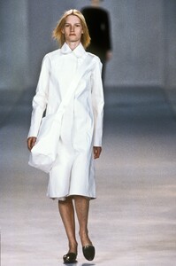 15675135_LouisVuitton1998WomenRTW29.thumb.jpg.aeac6d65883e7e3fc8ee0c0cf7149265.jpg