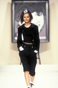 158282833_Chanel1994WomenRTW53.thumb.jpg.0a6807ff81a07c4d6c0f85fec29f8d37.jpg