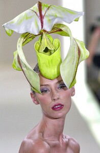 Philip Treacy Spring 2000 Couture 17.jpg