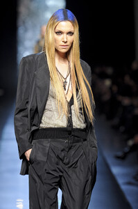 1624430372_JeanPaulGaultier2012WomenRTW11.thumb.jpg.72adb5ae5c7ed103138e329c303381a4.jpg