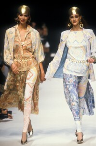 1627373171_EmanuelUngaro1992WomenRTW38.thumb.jpg.e39ca4273541f9df71238eea50d979d8.jpg