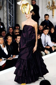 Philip Treacy Spring 2000 Couture 11.jpg