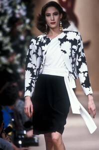 1659726250_YvesSaintLaurent1991HauteCouture64.thumb.jpg.dab86f6ce3e3a6bb2f9e5869e34d592c.jpg