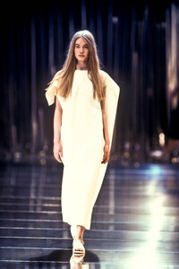 1678425501_YohjiYamamoto1992WomenRTW17.thumb.jpg.fe55c5afab6635c0e7113fe9b5ba4ad5.jpg