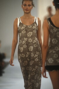 1750304937_CalvinKlein1994WomenRTW38.thumb.jpg.d5b785eda0f3407a83860b5b8e669402.jpg
