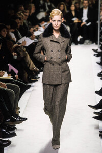 1750936833_Iceberg1998WomenRTW23.thumb.jpg.c0065ff22cf6b3f4d521b6c387f9d69b.jpg