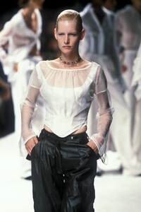 17667449_GianfrancoFerre1998WomenRTW117.thumb.jpg.43bbf5b71aa10aaff6de46090e680240.jpg