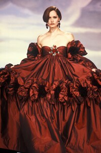 1795441158_NinaRicci1990HauteCouture4.thumb.jpg.44f5f06695251c38bbe1d2550eb9b73c.jpg