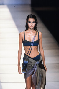 1898561446_EmporioArmani1998WomenRTW28.thumb.jpg.f390e338905d320f7497c921e588e047.jpg