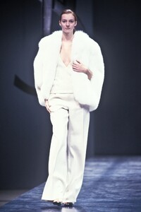 1900439025_YvesSaintLaurent1999WomenRTW22.thumb.jpg.ae3a68625cfe14f54a88959c4db30247.jpg