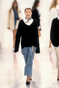 2085000148_DKNY1994WomenRTW26.thumb.jpg.431f83c8e80e7b3115a3353daa5c2901.jpg