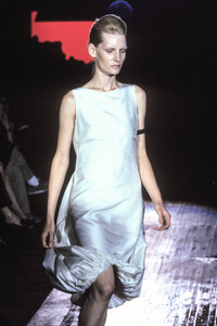 2120022967_AlessandroDellAcqua1999WomenRTW38.thumb.jpg.5a29d8cea0211df2f85d678a33e21692.jpg