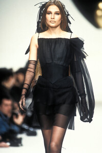 2131936491_Chanel1994HauteCouture73.thumb.jpg.892fb278dc05232f426923a3382b8871.jpg