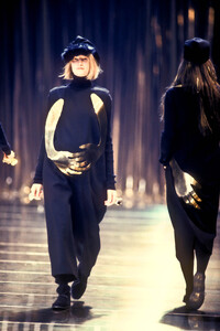 238919553_YohjiYamamoto1992WomenRTW7.thumb.jpg.8990ed9fee85f4e1f24230c876ff1d23.jpg