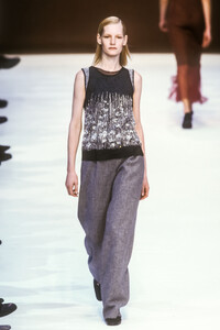 243652517_Loewe1998WomenRTW29.thumb.jpg.0ec47620bb5f0a449afdfbacadda8ac5.jpg
