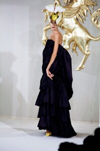 Philip Treacy Spring 2000 Couture 12.jpg