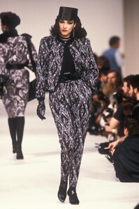 290856602_YvesSaintLaurent1985WomenRTW33.thumb.jpg.b76053c77211b7afd7f5c0736145d1d4.jpg